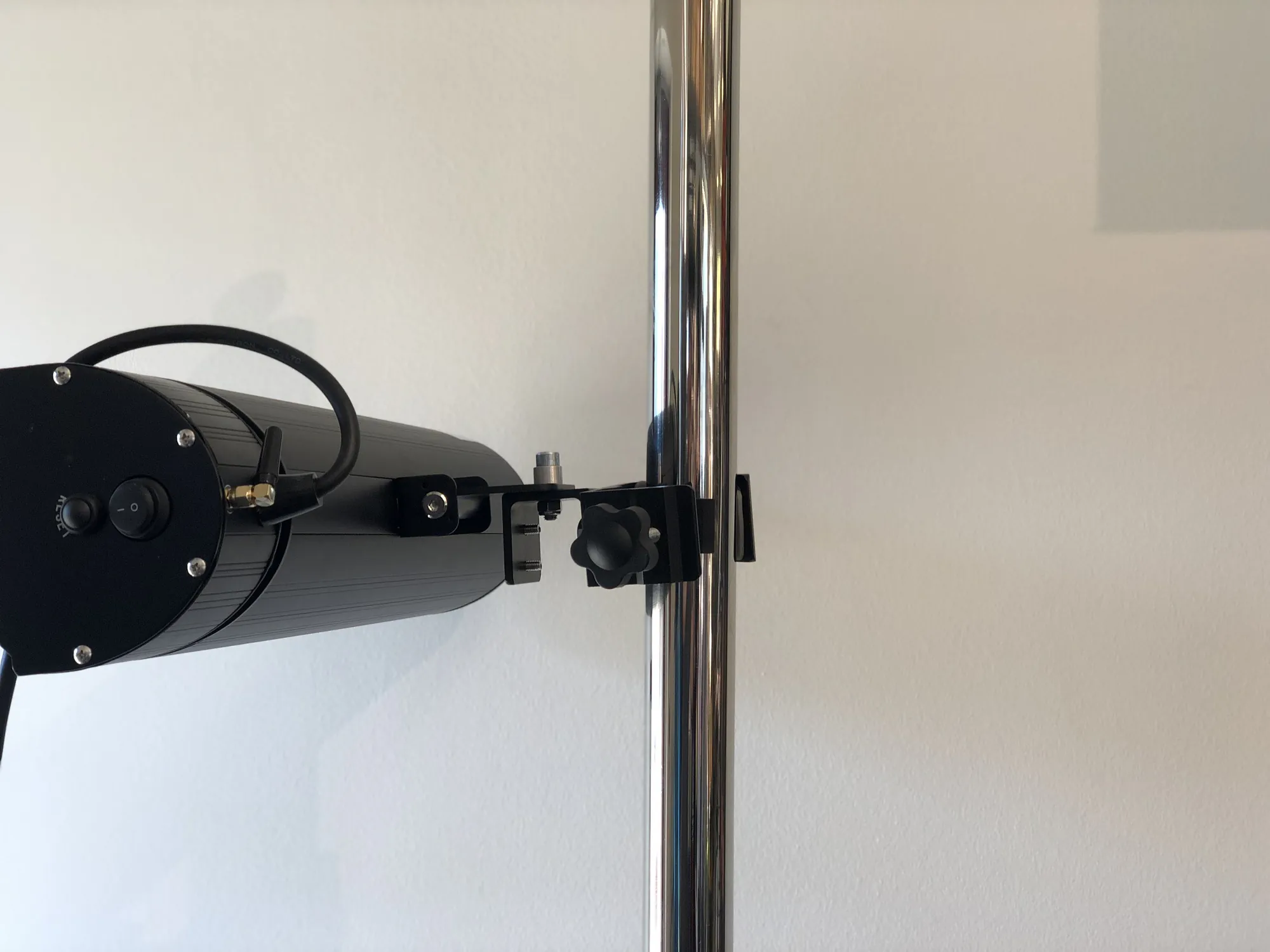 Adjustable mount for the heater Reguleeritav kinnitus soojuskiirgurile